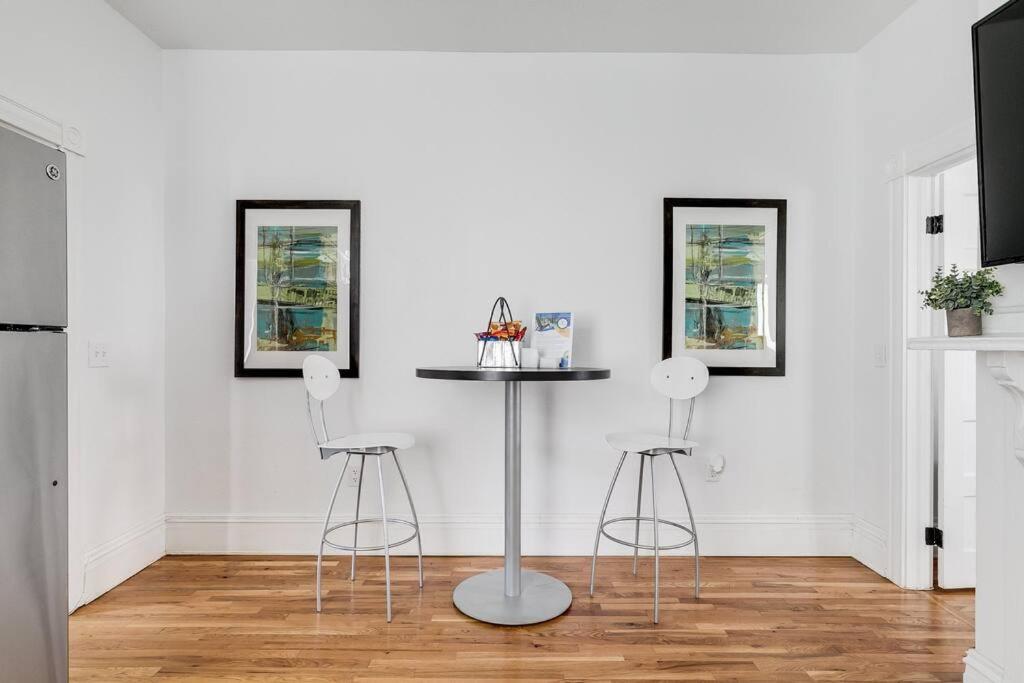 Chic Urban Couples Retreat: Perfect Getaway 'n Rva Apartment *