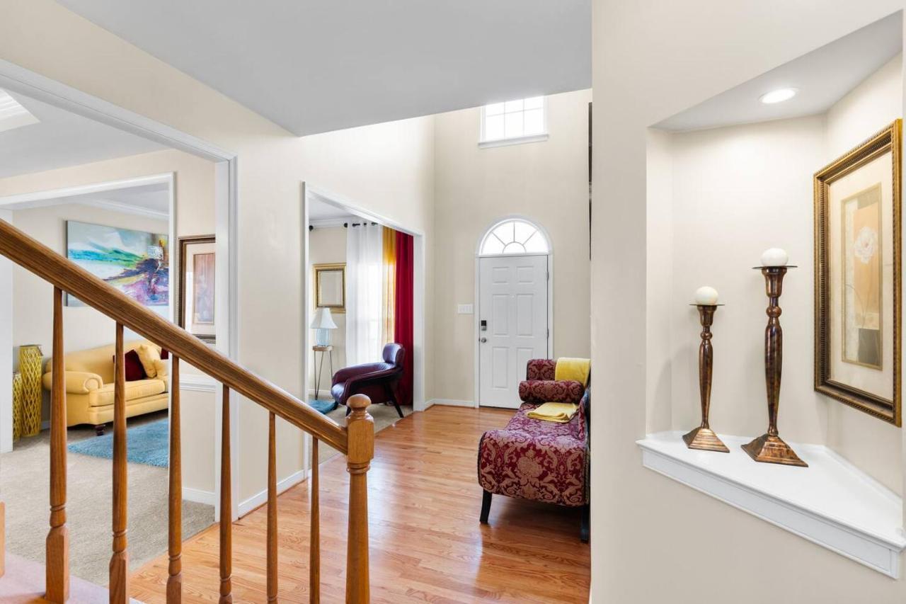 Royal Retreat: Luxurious House With 4 King Beds! Holiday home Richmond