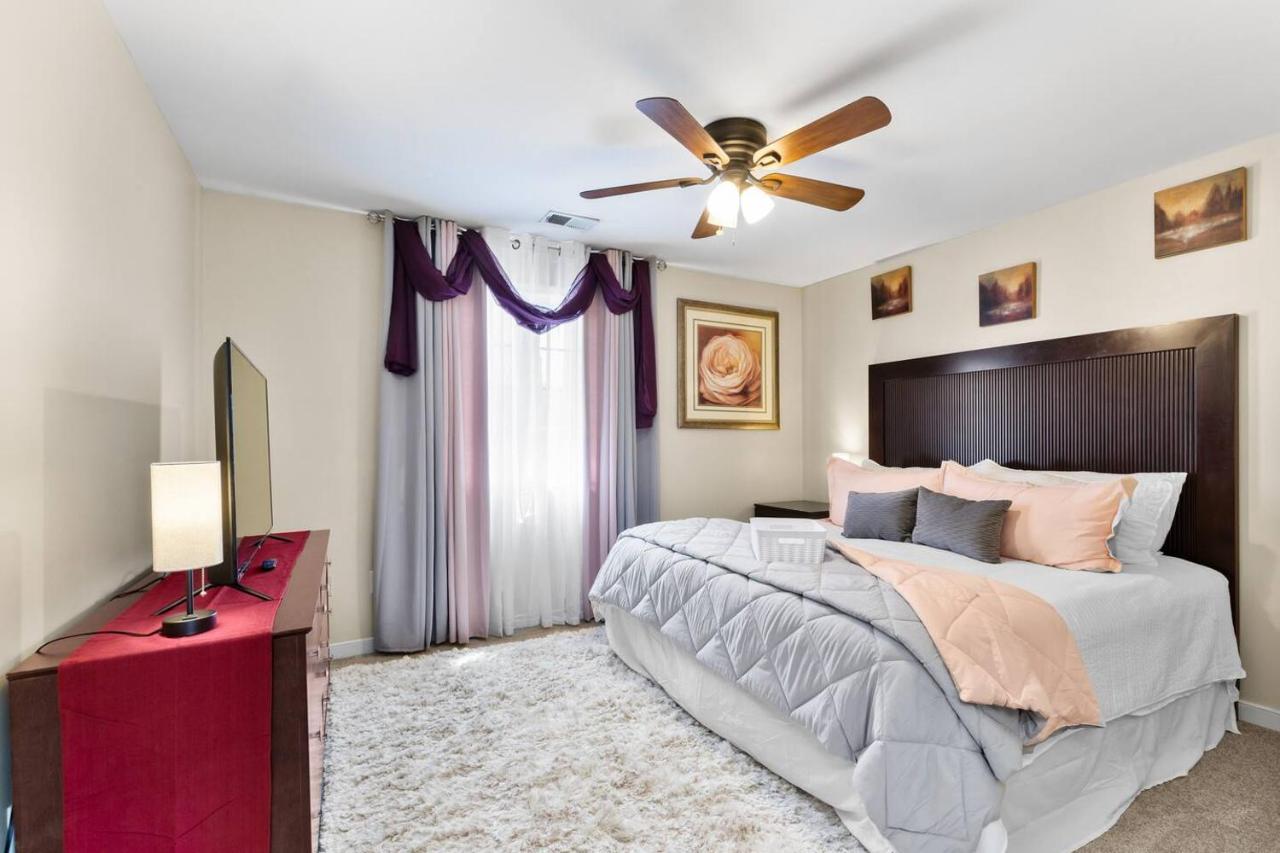 Royal Retreat: Luxurious House With 4 King Beds! Holiday home *