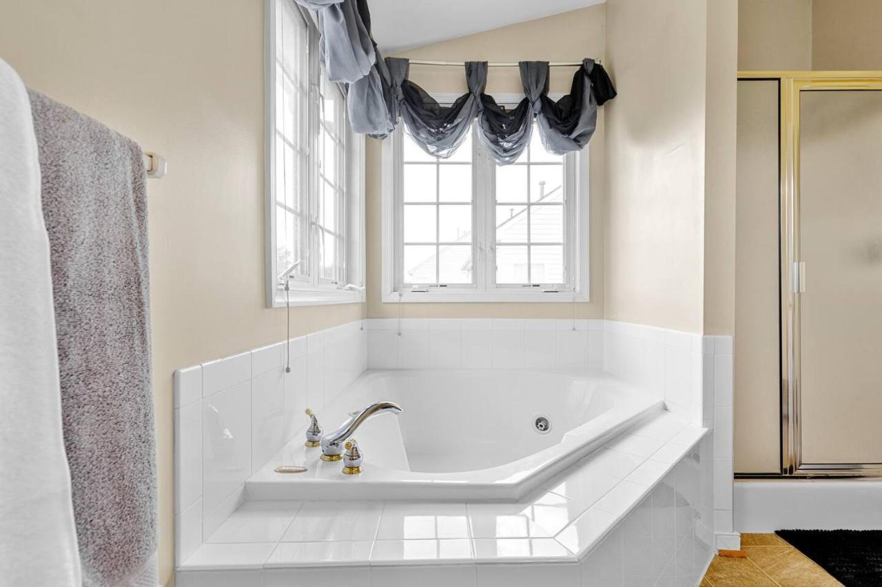 Royal Retreat: Luxurious House With 4 King Beds! Richmond