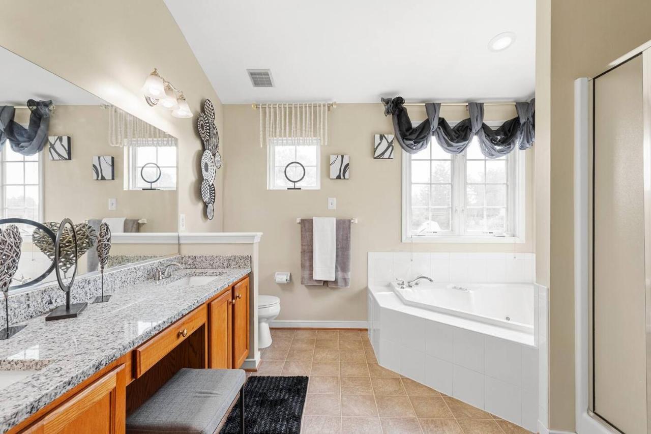 Royal Retreat: Luxurious House With 4 King Beds! * Richmond