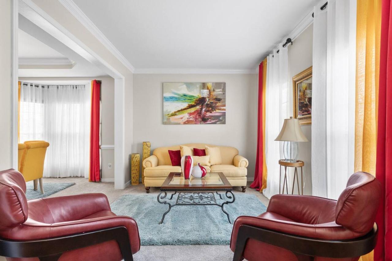 Royal Retreat: Luxurious House With 4 King Beds! Holiday home *