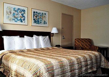 Econo Airport Hotel 2*