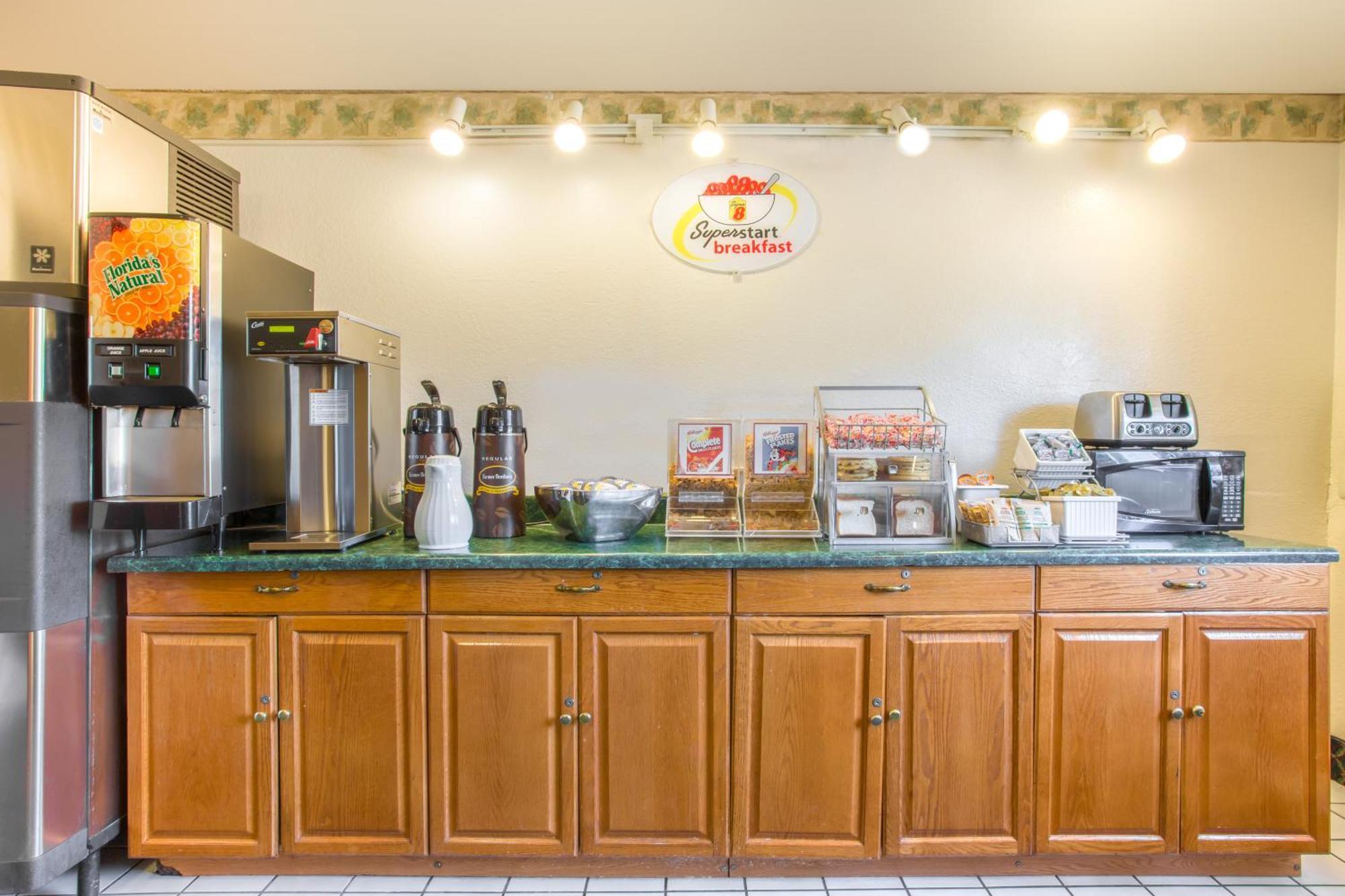 Super 8 By Wyndham Richmond/broad Street Motel 3*