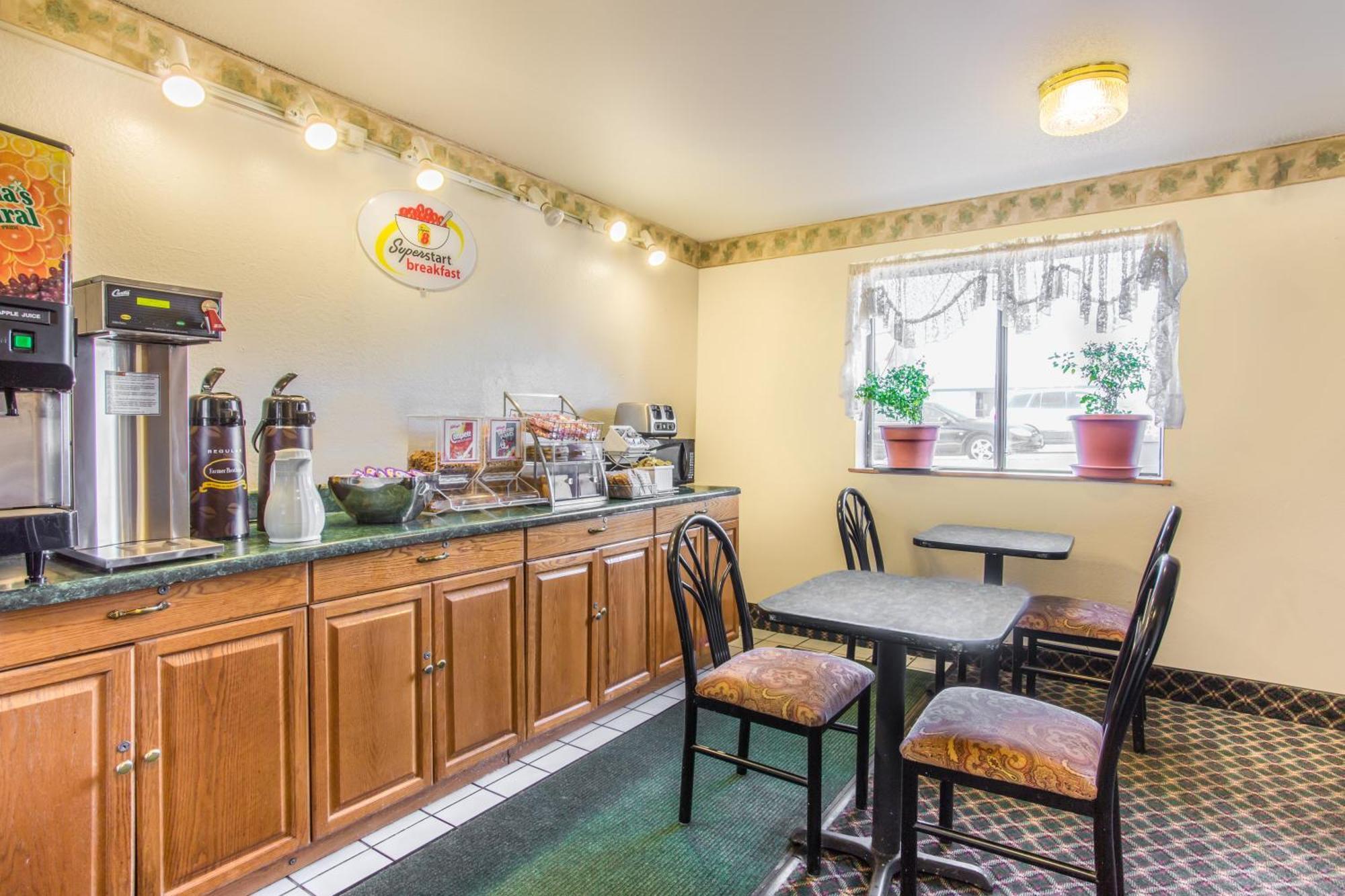 Super 8 By Wyndham Richmond/broad Street Motel 3*