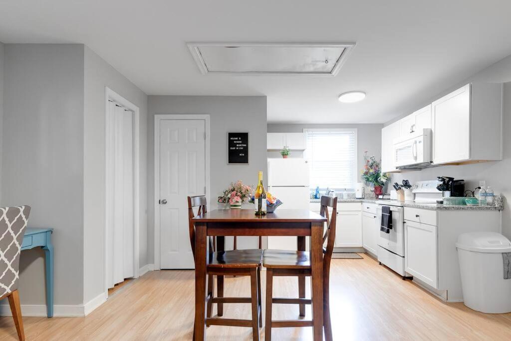 E3 Centrally Located In Carytown Fully Fenced Holiday home