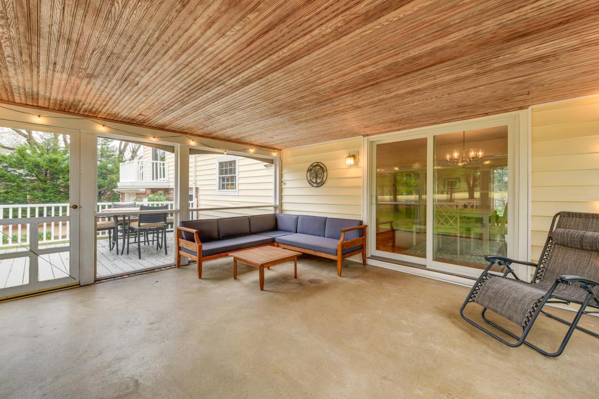 Vacation About 10 Mi To Downtown! Holiday home