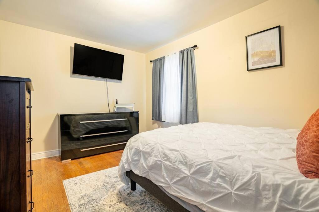 Beautiful House 15 Mins. From Downtown Wi-fi Holiday home *