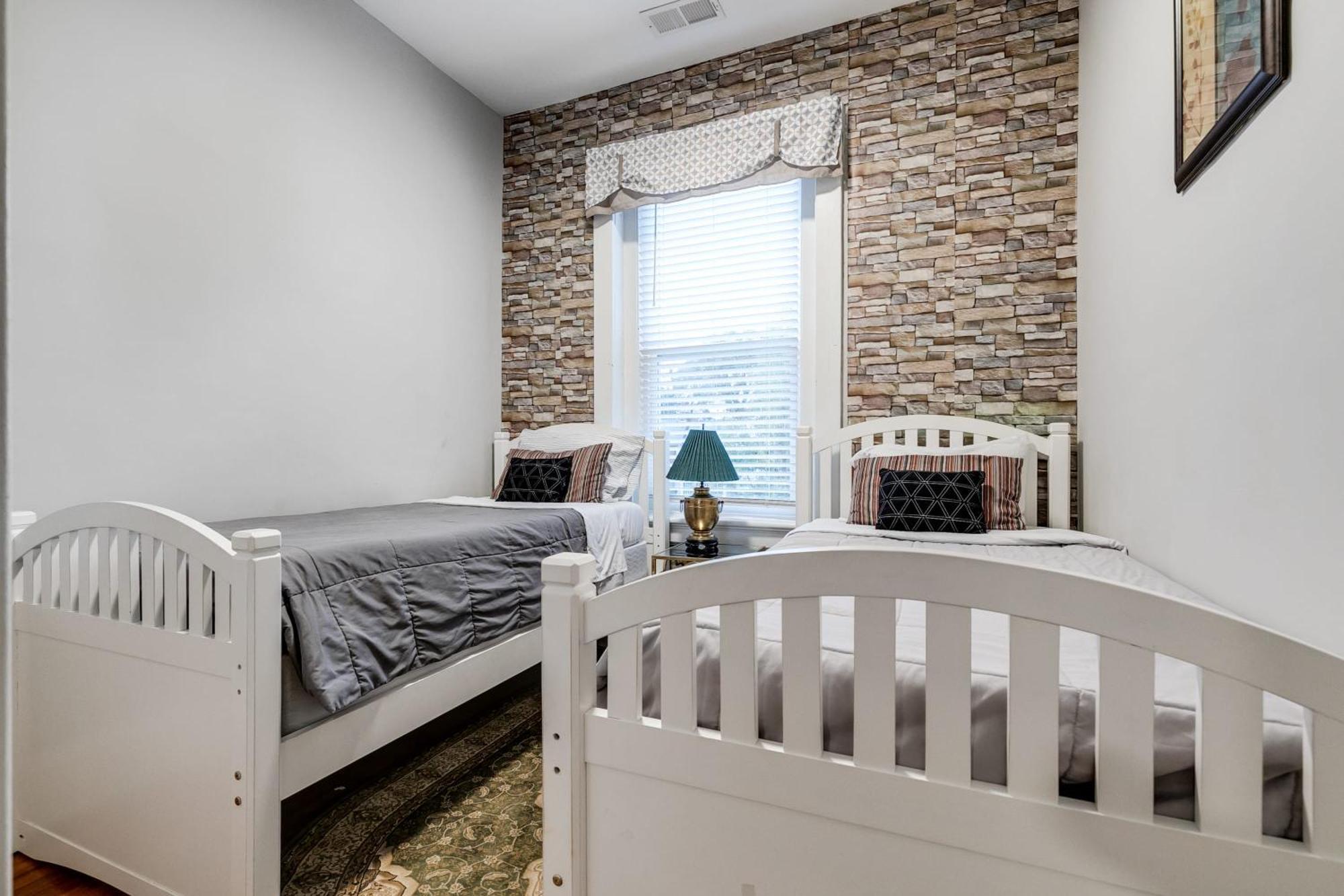 Apartment E2 Centrally Located In Carytown Fully Fenced *