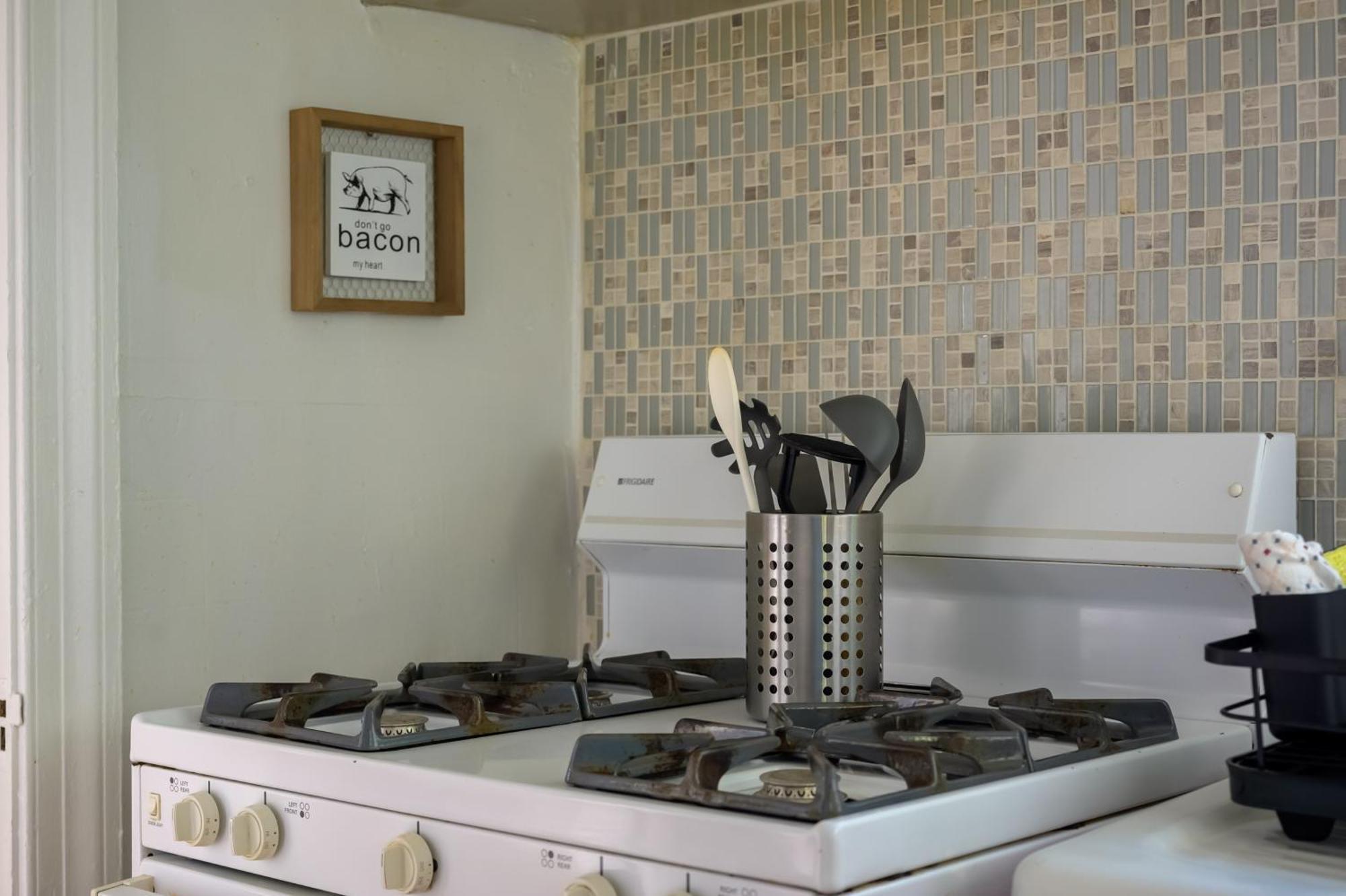 Retro A Block To Tennis Courts & Park Holiday home