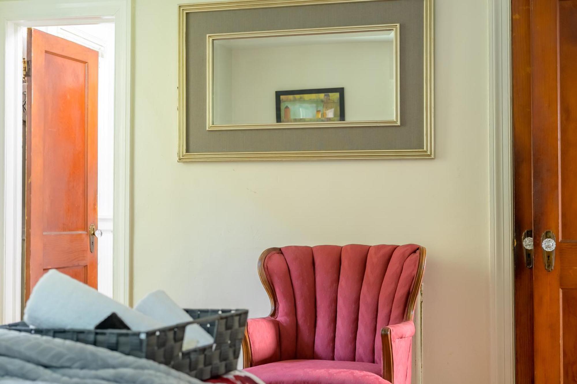 Retro A Block To Tennis Courts & Park Holiday home *