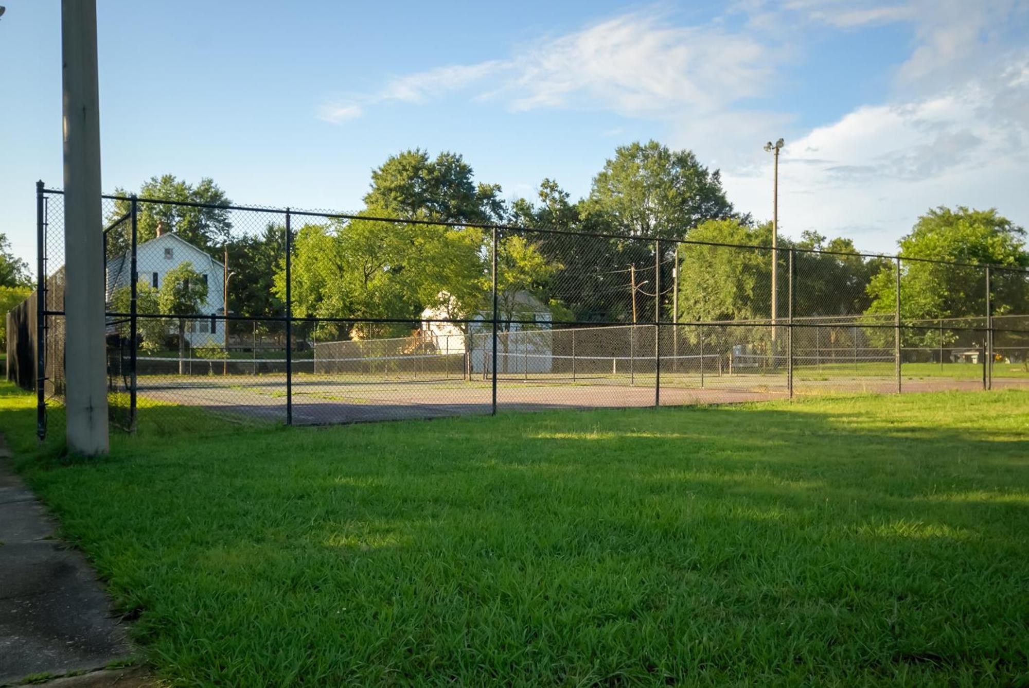Retro A Block To Tennis Courts & Park *