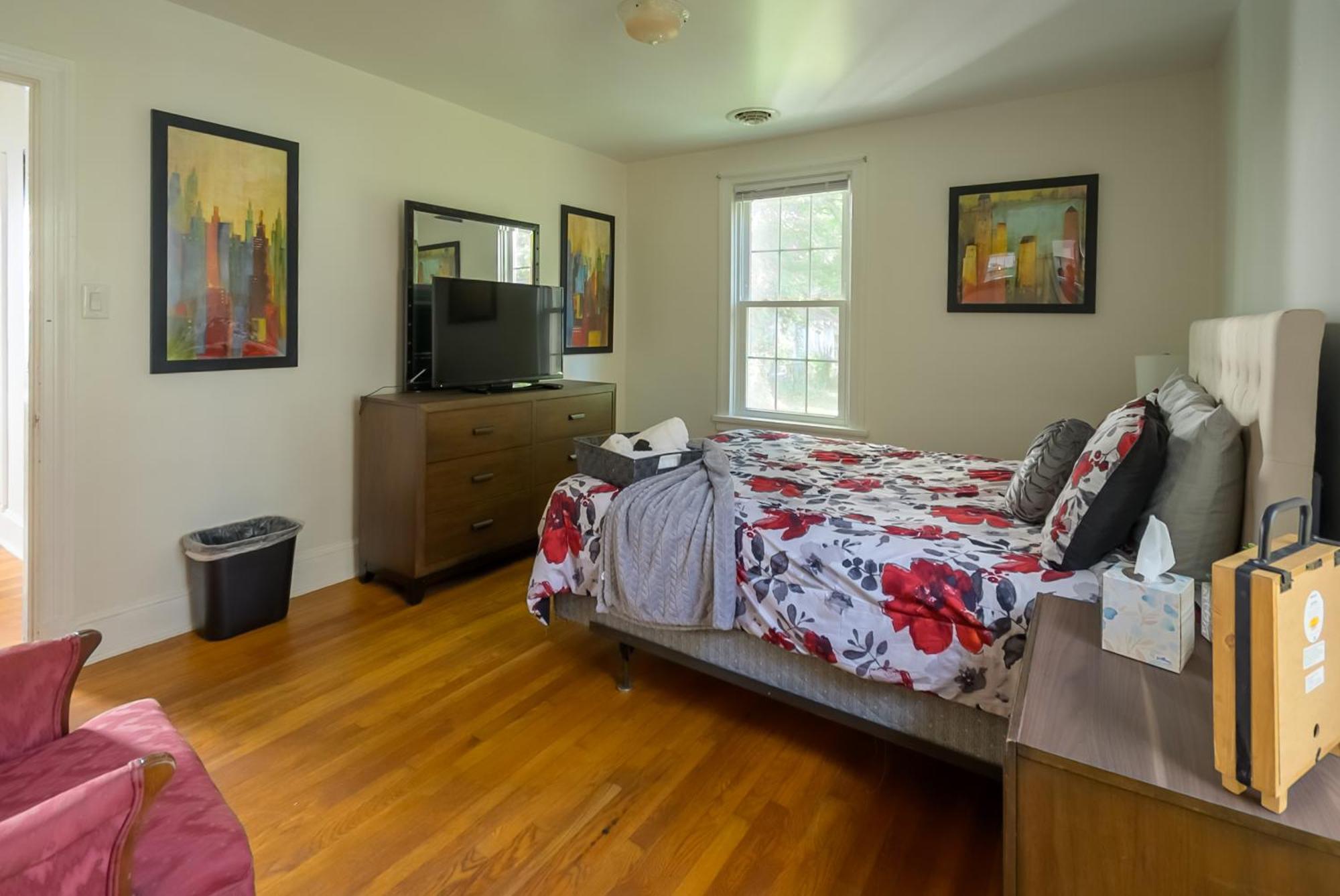 Retro A Block To Tennis Courts & Park Holiday home *