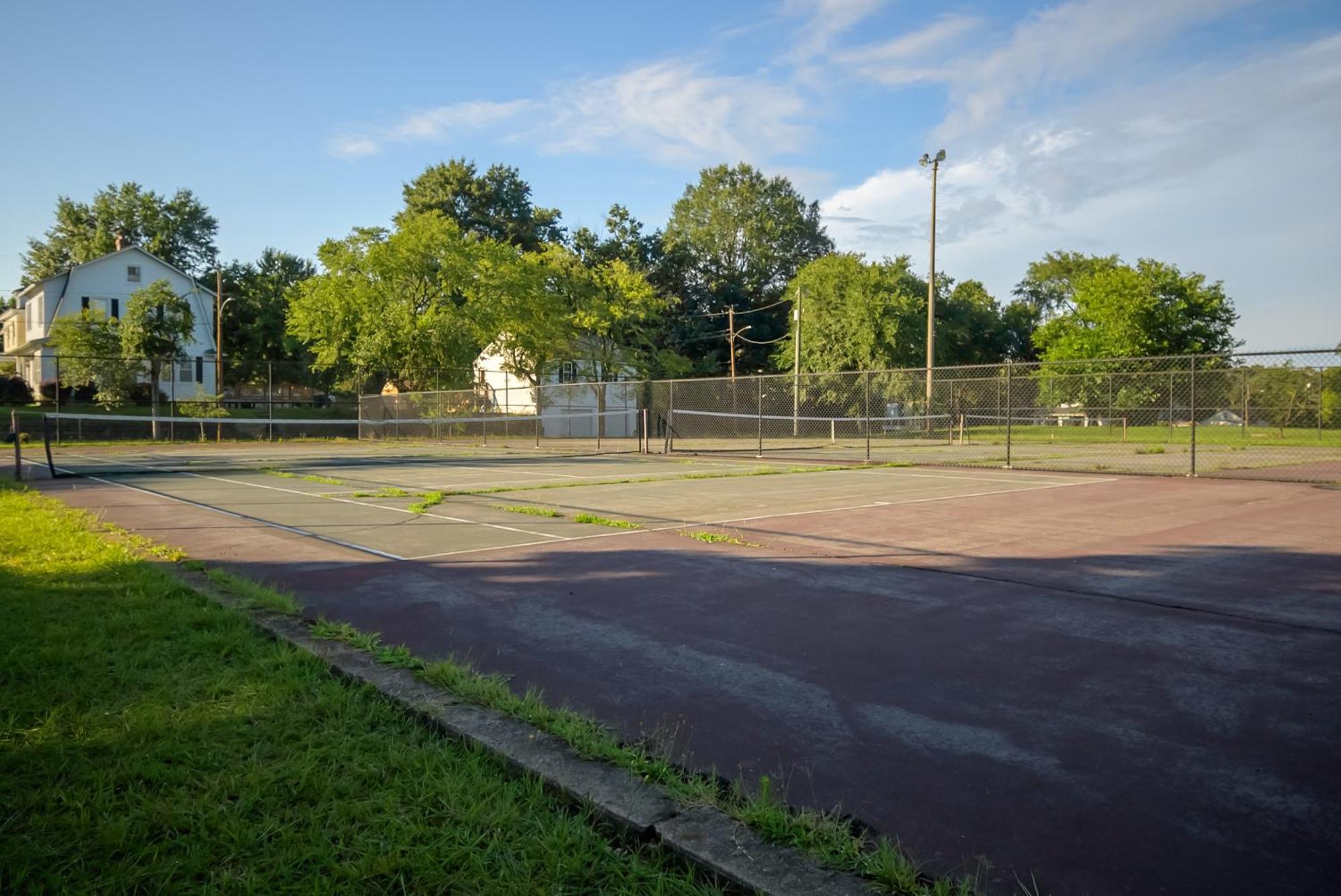Retro A Block To Tennis Courts & Park Holiday home Richmond