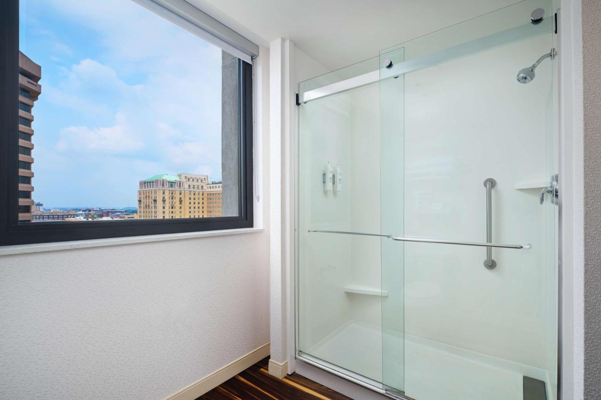 Hampton & - - Downtown, Va Hotel