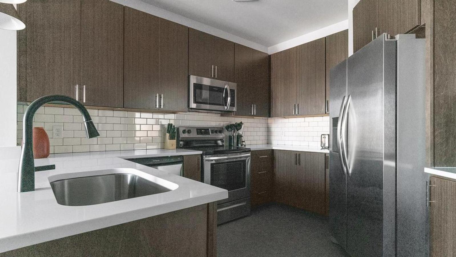 Apartment Landing Modern With Amazing Amenities Richmond