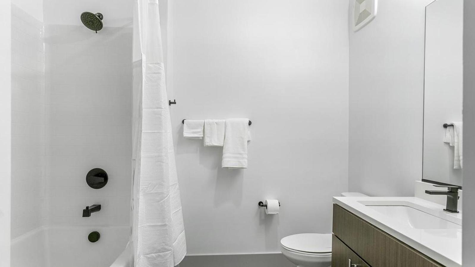Landing Modern With Amazing Amenities Apartment Richmond