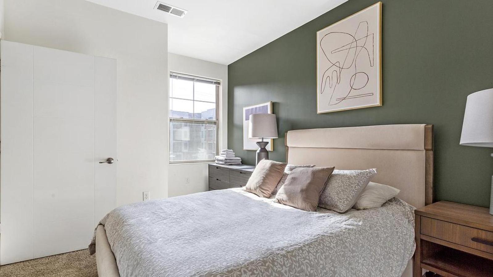 Landing At The Spectrum - 1 Bedroom In Chamberlayne Industrial Center Apartment