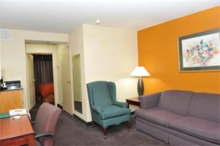 Country & By Radisson, I-95 South, Va Hotel