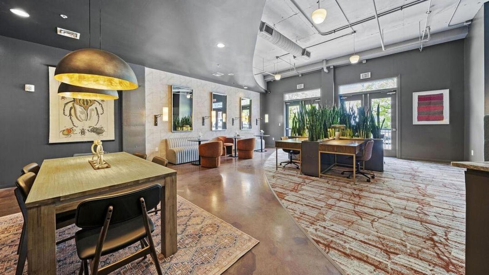 Landing At 2001 East - 2 Bedrooms In Downtown Apartment *