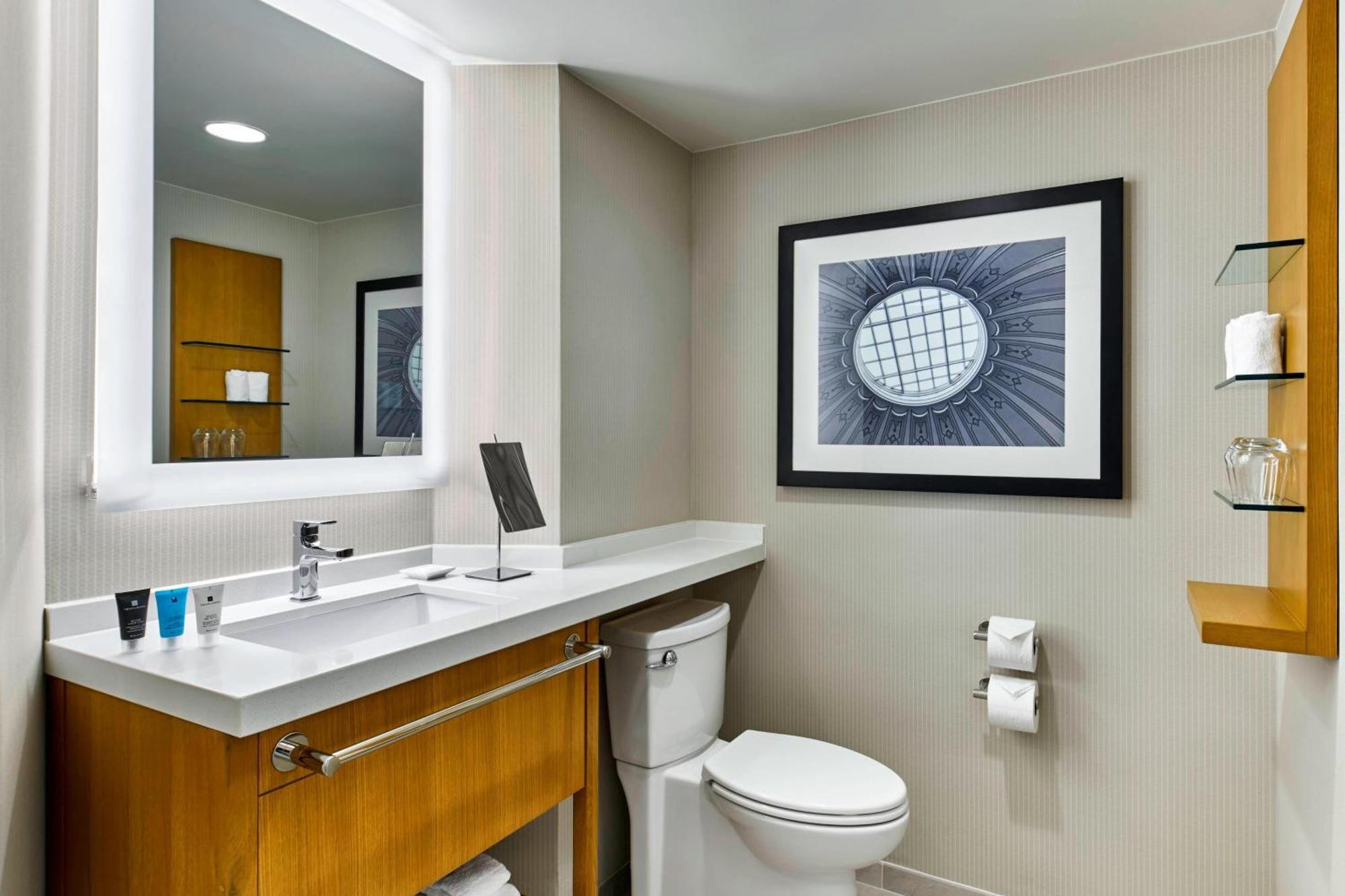 Delta By Marriott Downtown 4*