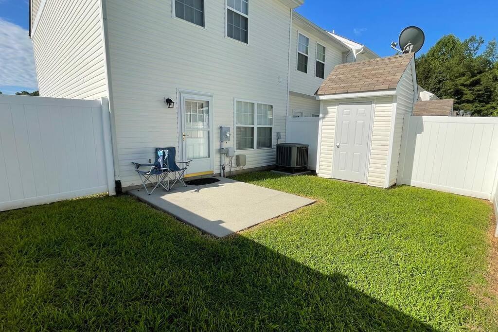 Spacious 3-bedroom Townhouse With 2 1/2 Baths. Richmond