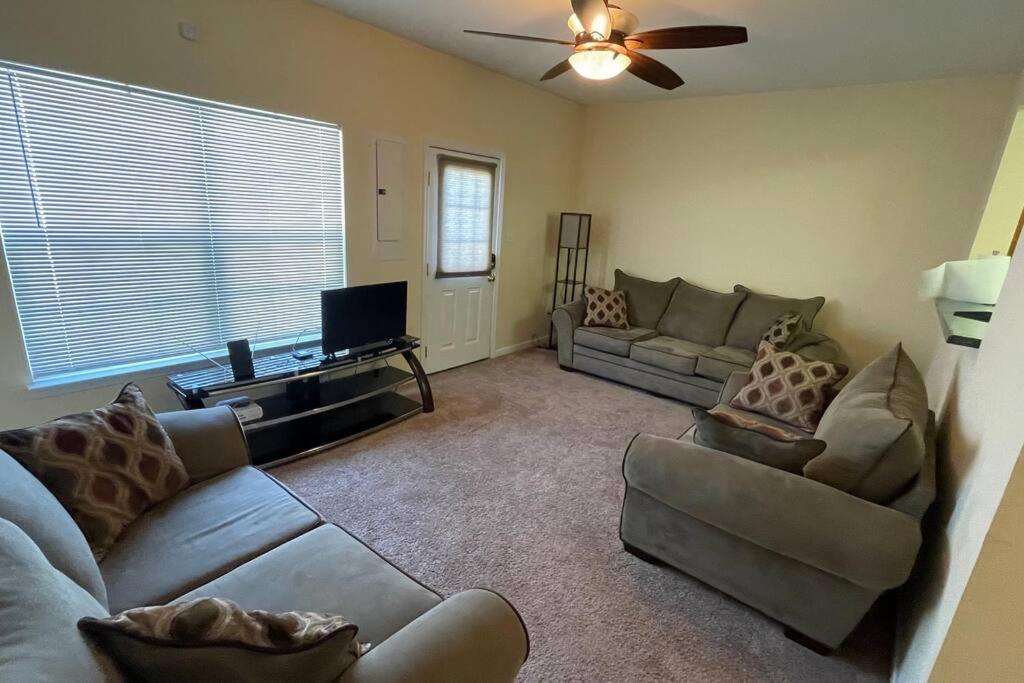 Spacious 3-bedroom Townhouse With 2 1/2 Baths. Apartment *