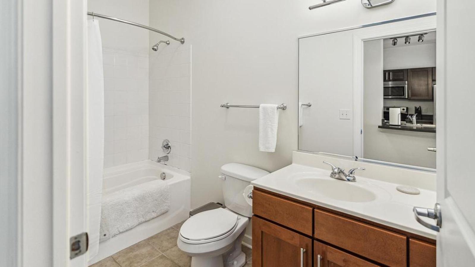 Landing At 2001 East - 1 Bedroom In Downtown Apartment *
