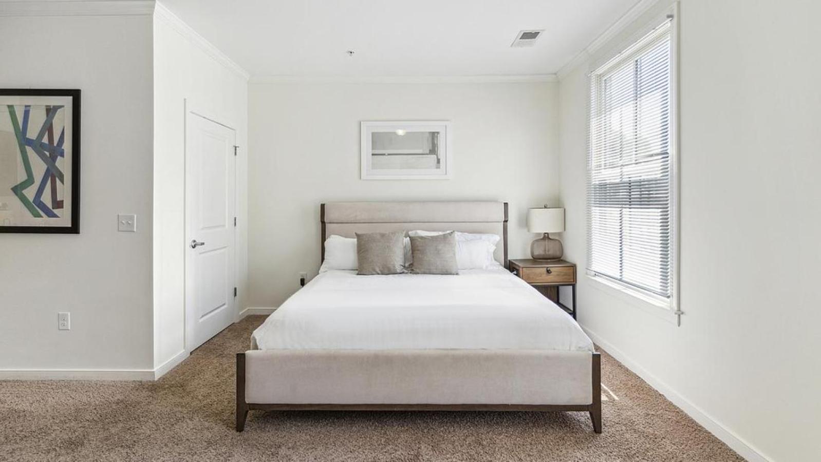 Landing At 2001 East - 1 Bedroom In Downtown