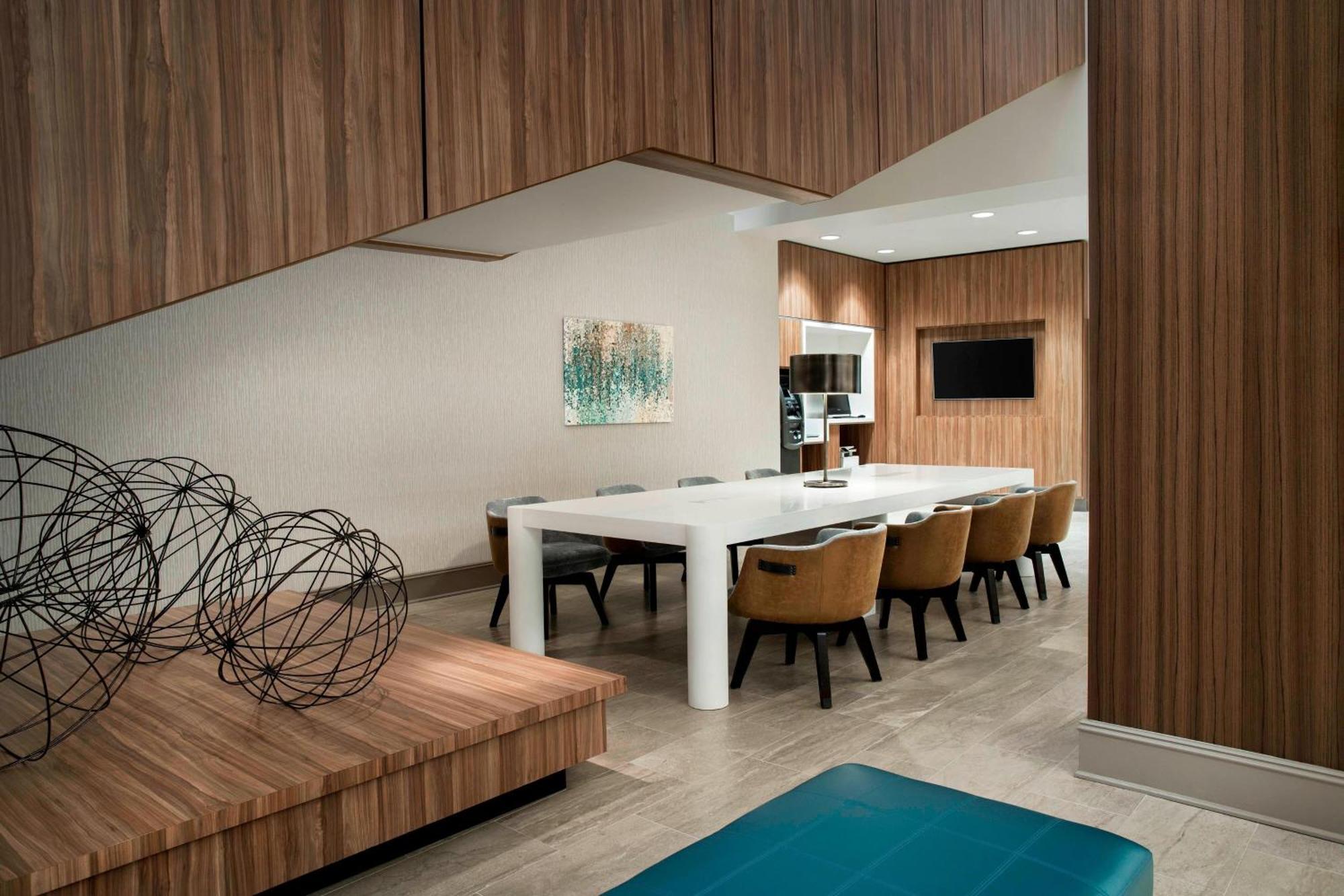 Delta By Marriott Downtown Hotel 4*