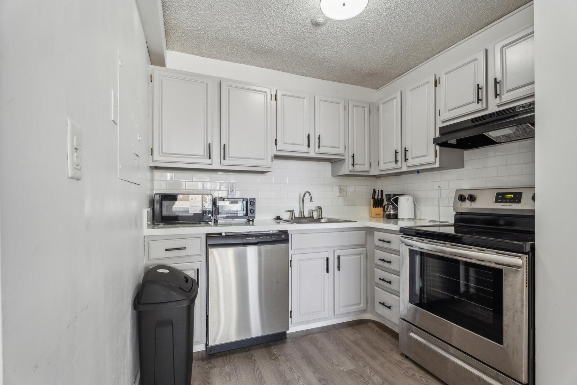 Legacy At Imperial Village 1109 I 1 Bed 1 Bath Apartment *