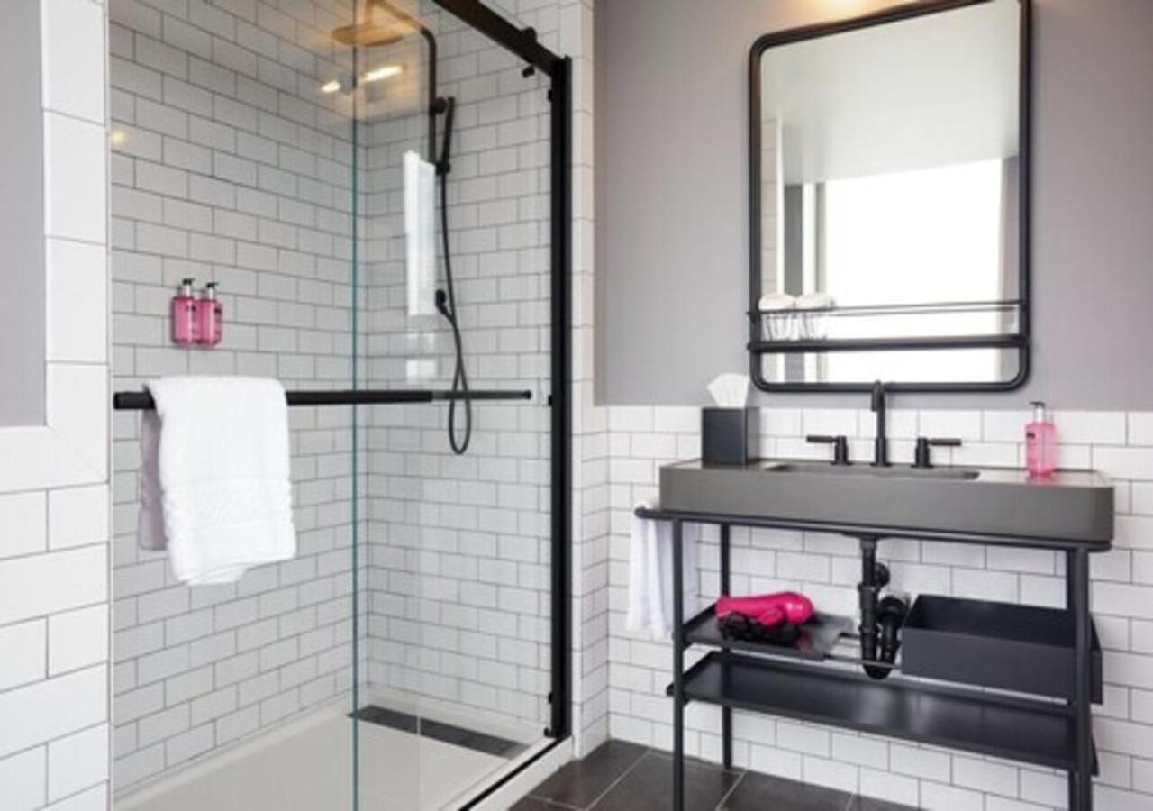 Moxy Downtown Hotel *