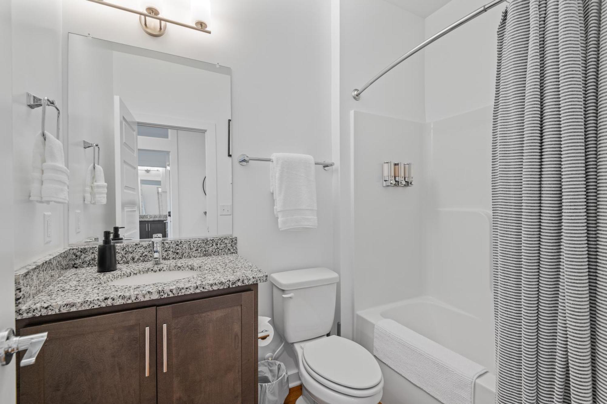 Charming Duplex Retreat In Old Town Manchester, Va Apartment *
