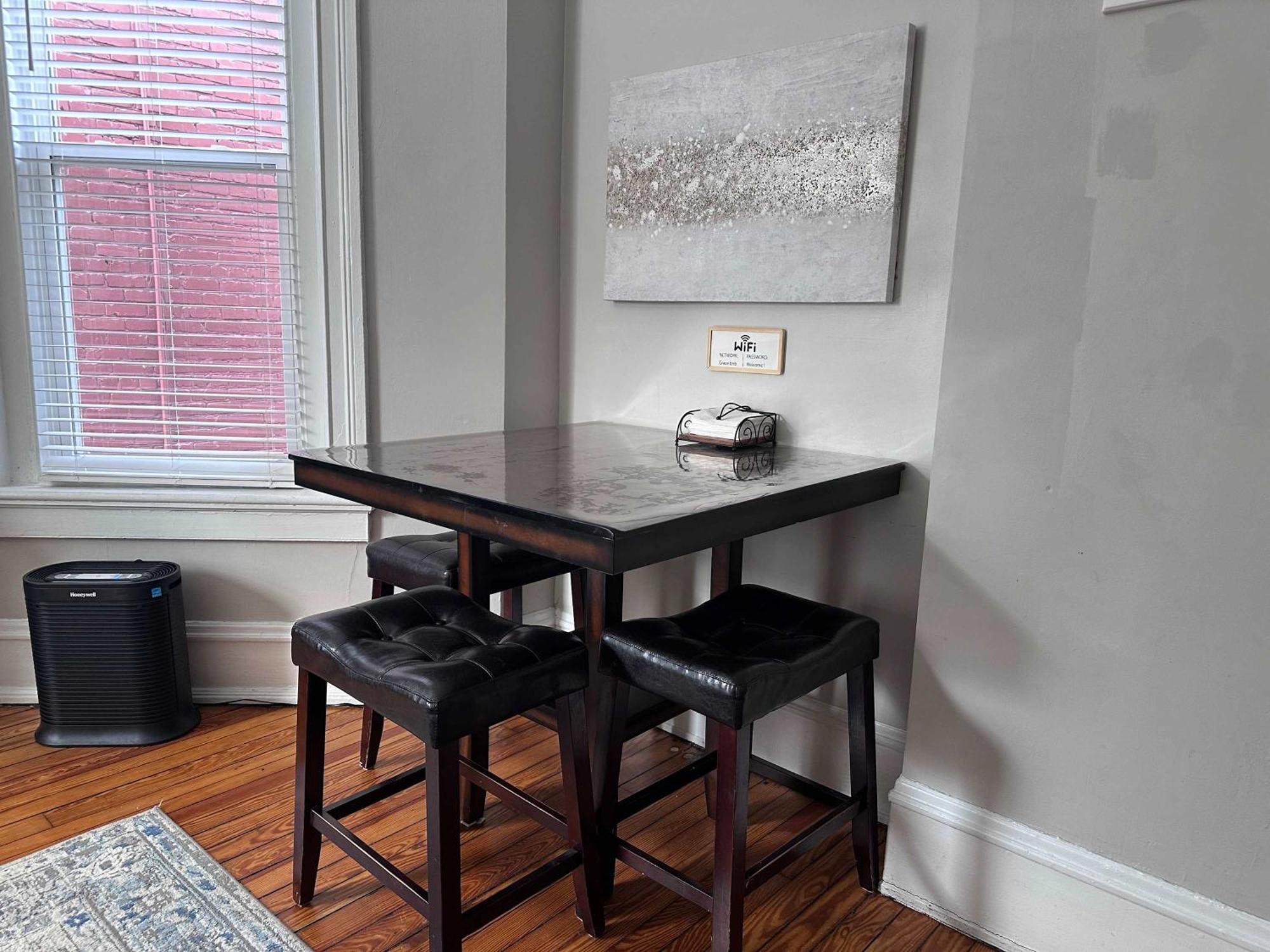 G4 King Bed Location Museums Free Parking *