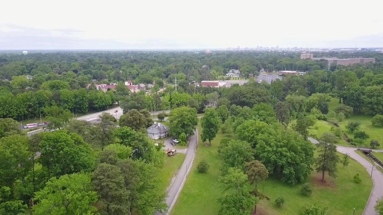 Royal Retreat: Luxurious House With 4 King Beds! Holiday home *