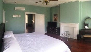 At Patrick Henry's Hotel 3*