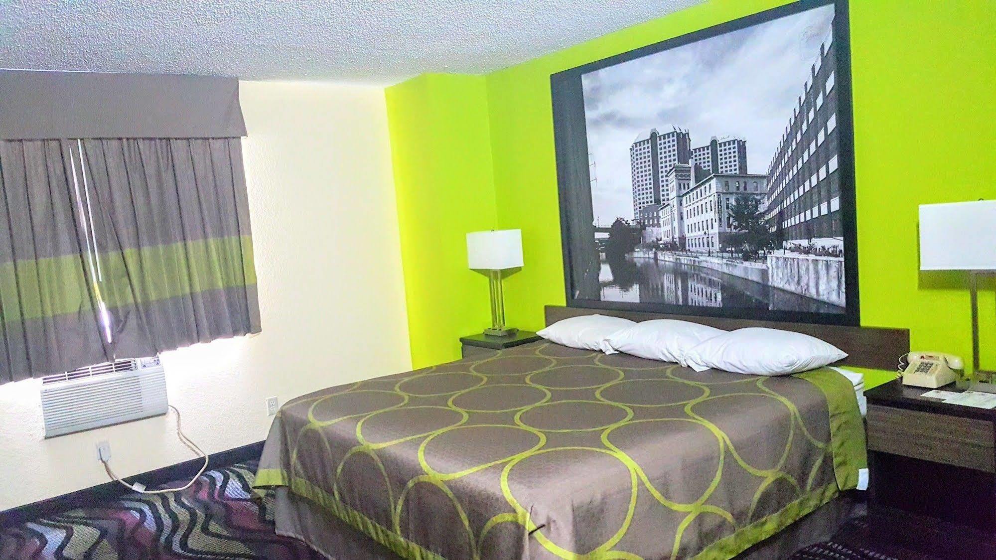 Super 8 By Wyndham Richmond/broad Street Motel 3*