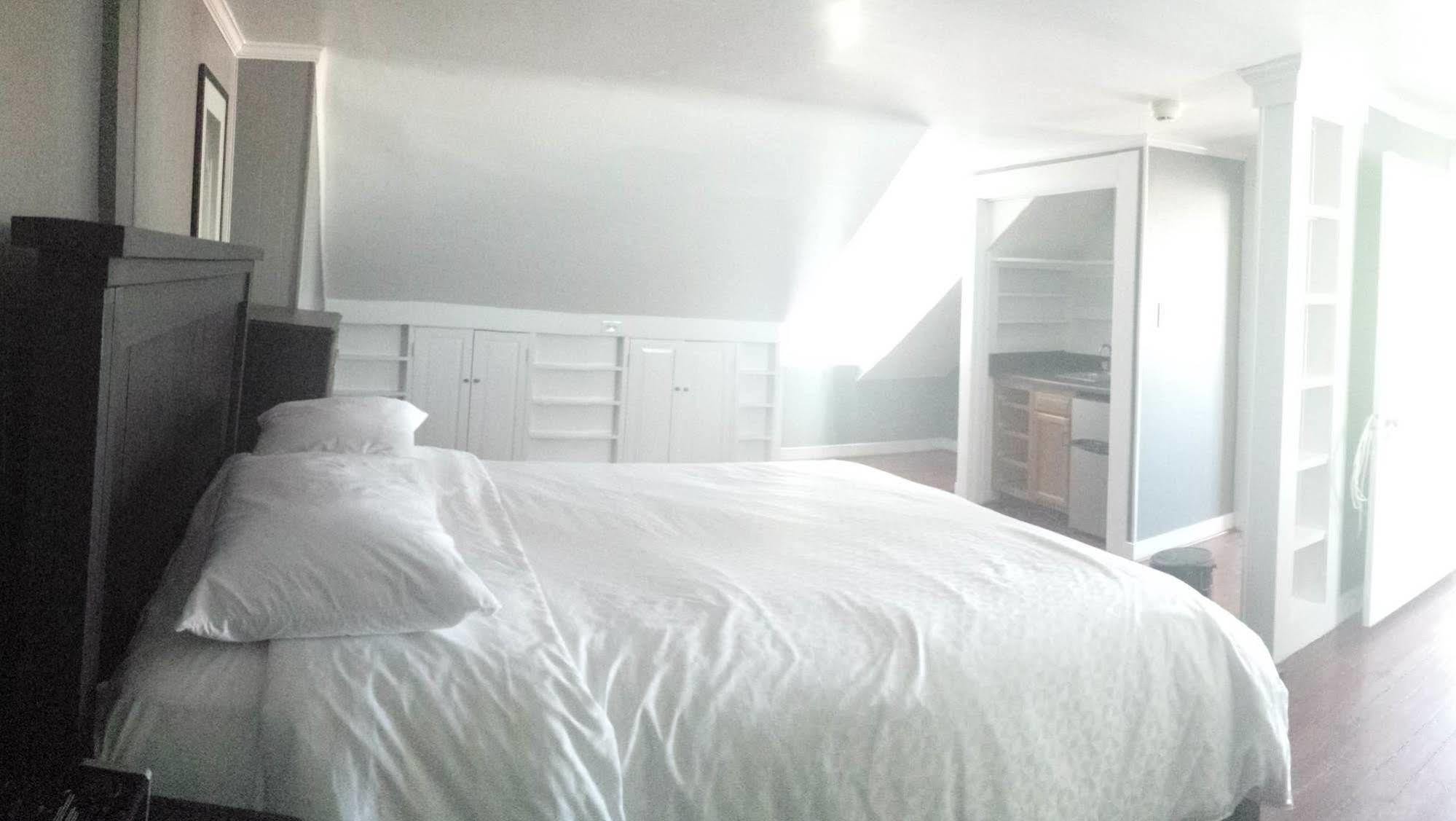Hotel At Patrick Henry's 3*
