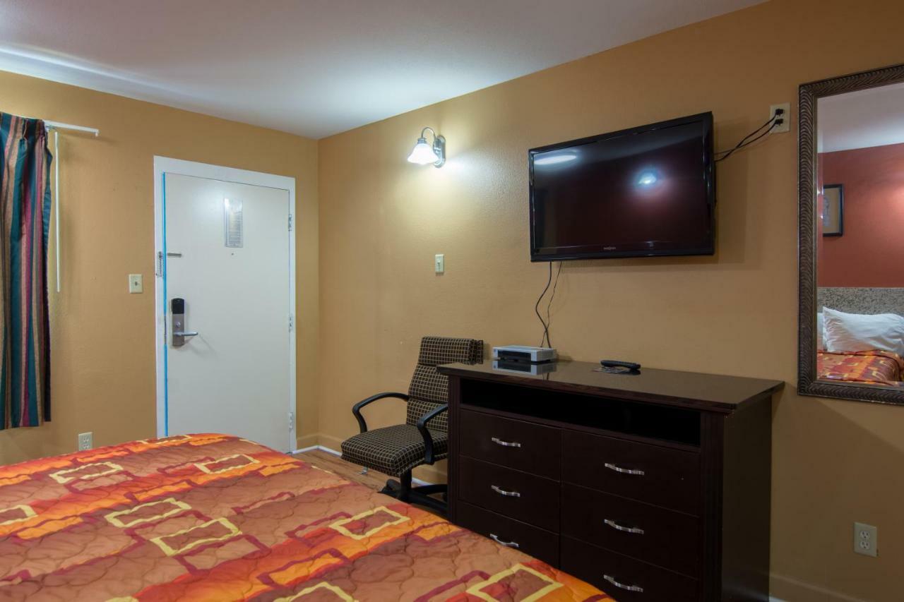 Deluxe Motel 3*