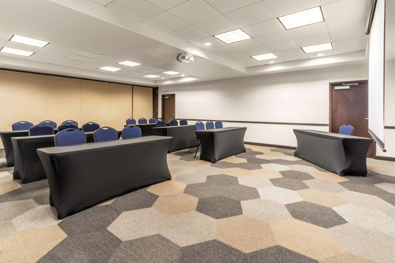 Hyatt Place Arboretum 3*