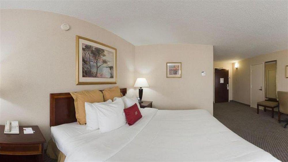 Crowne Plaza West Richmond