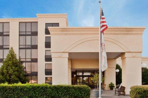 Crowne Plaza West Hotel 4*