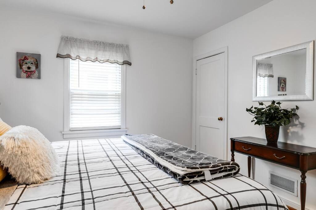 Rf Location W Fenced Backyard Fire-pit Richmond