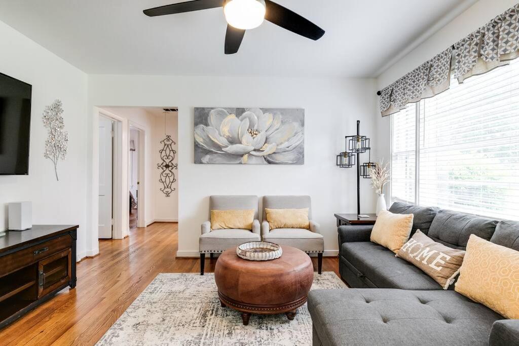 Rf Location W Fenced Backyard Fire-pit Holiday home Richmond