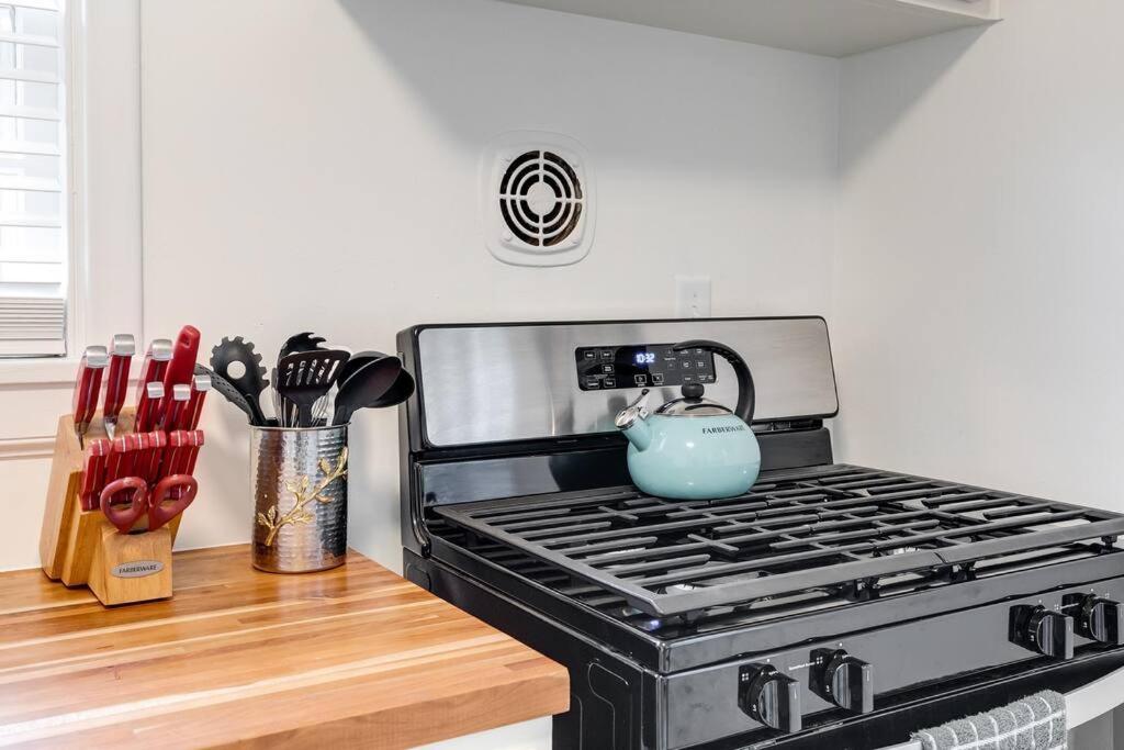 Rf Location W Fenced Backyard Fire-pit Holiday home Richmond