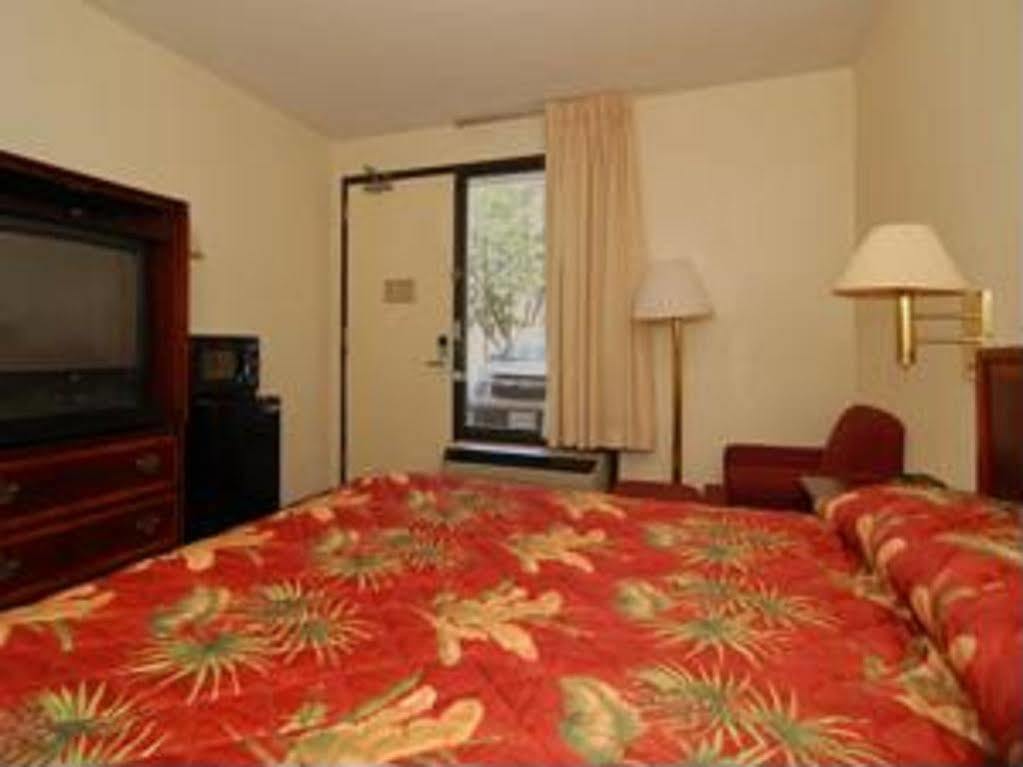 Lodge Econo *